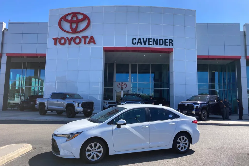 2021 Toyota Corolla LE photo 1