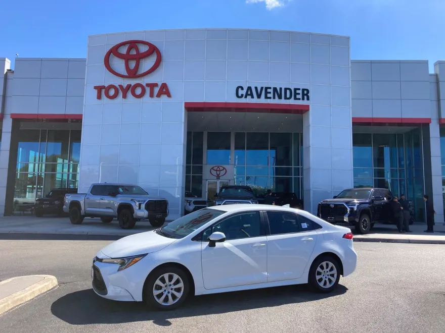 2021 Toyota Corolla LE photo 1
