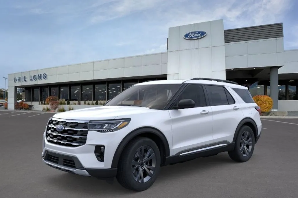 2025 Ford Explorer photo 1