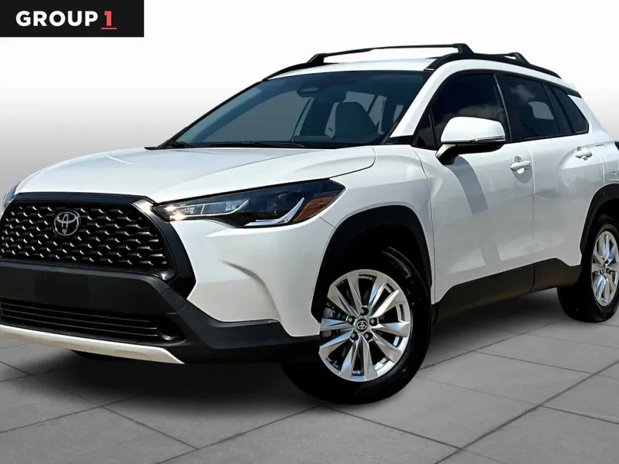 2023 Toyota Corolla Cross LE photo 1