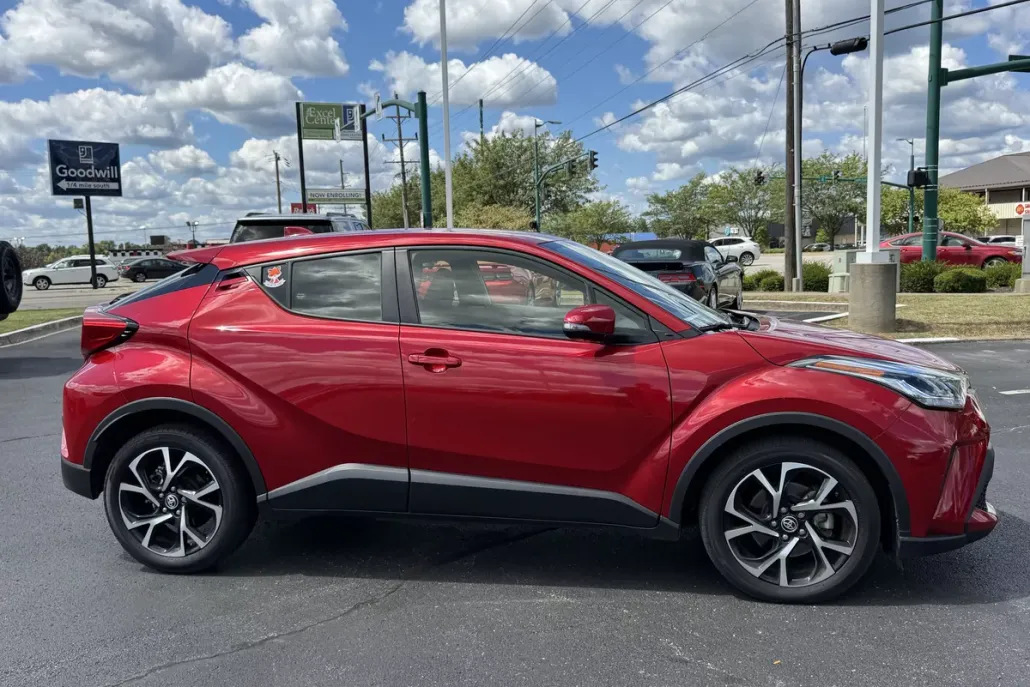 2021 Toyota C-HR XLE photo 1