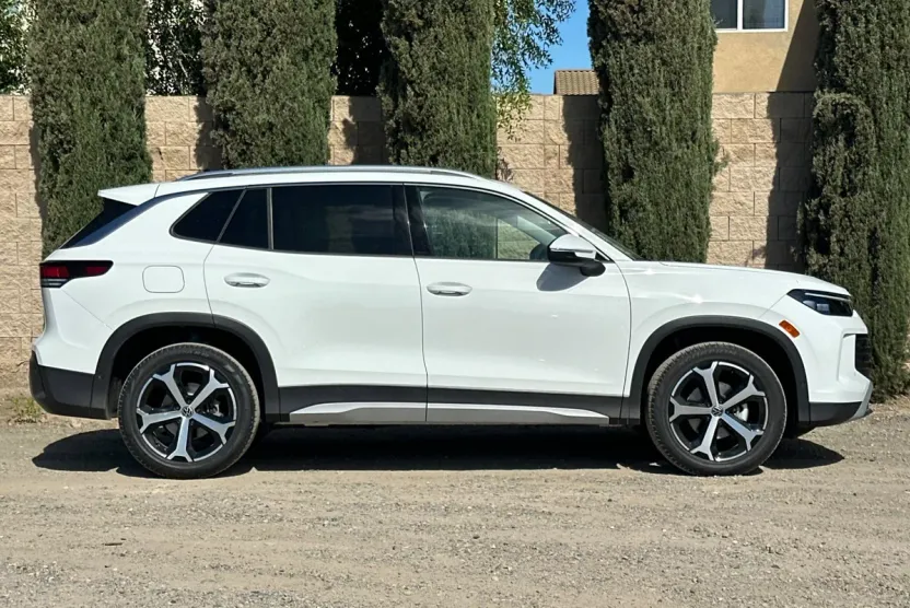 2025 Volkswagen Tiguan SE photo 1