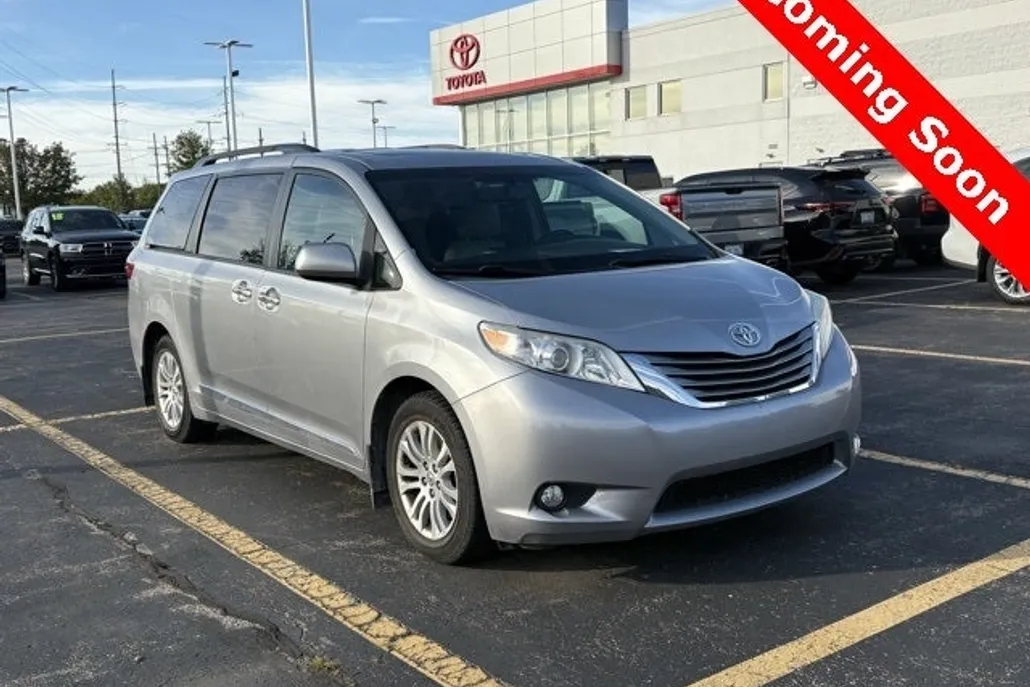 2017 Toyota Sienna XLE photo 1