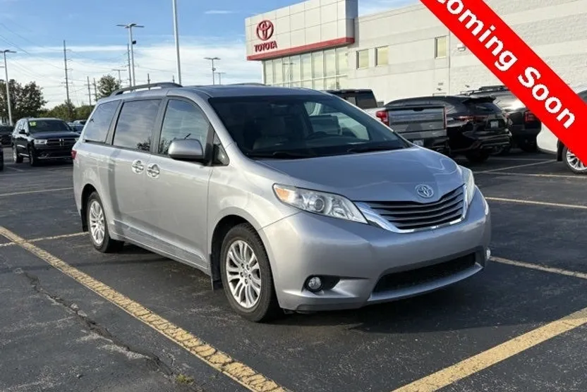 2017 Toyota Sienna Limited XLE Premium photo 1
