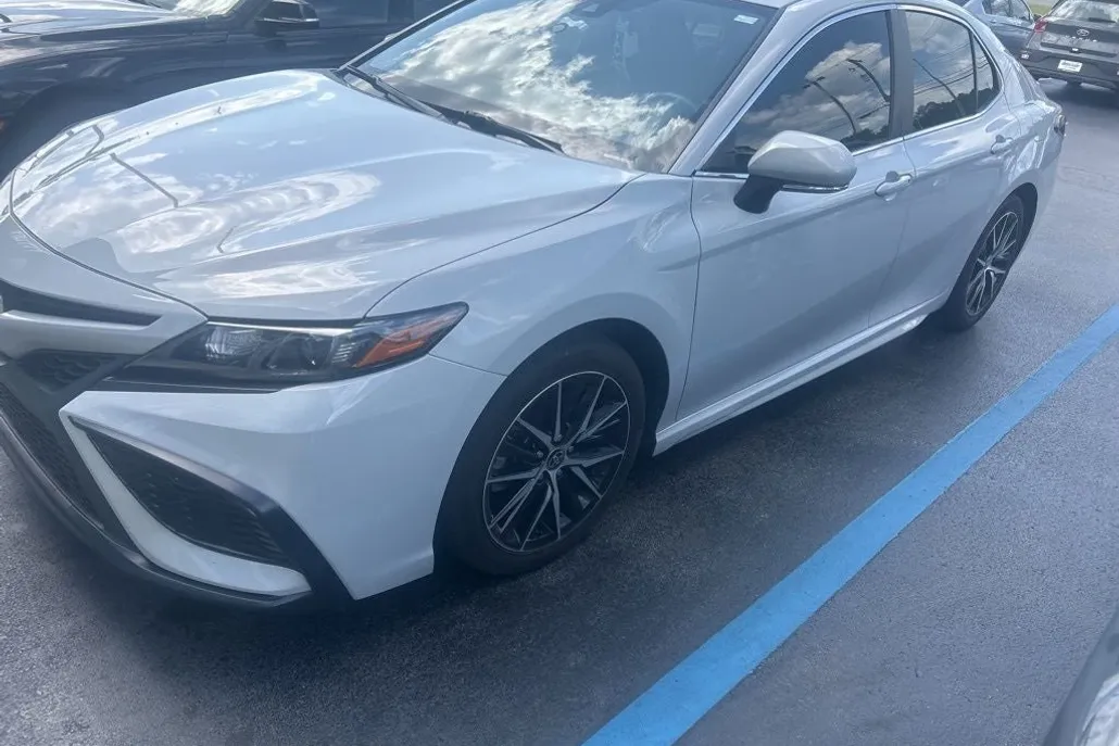 2023 Toyota Camry SE photo 1
