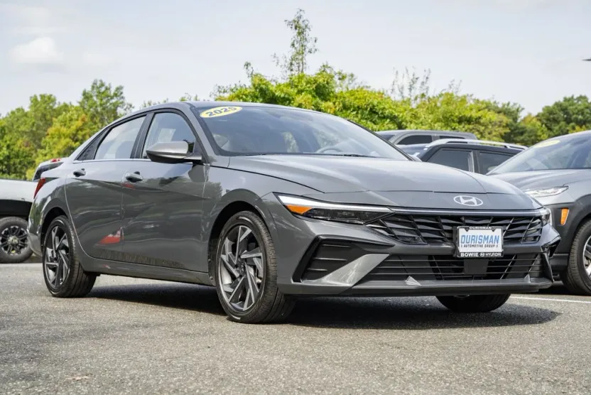2025 Hyundai Elantra SEL Convenience photo 1