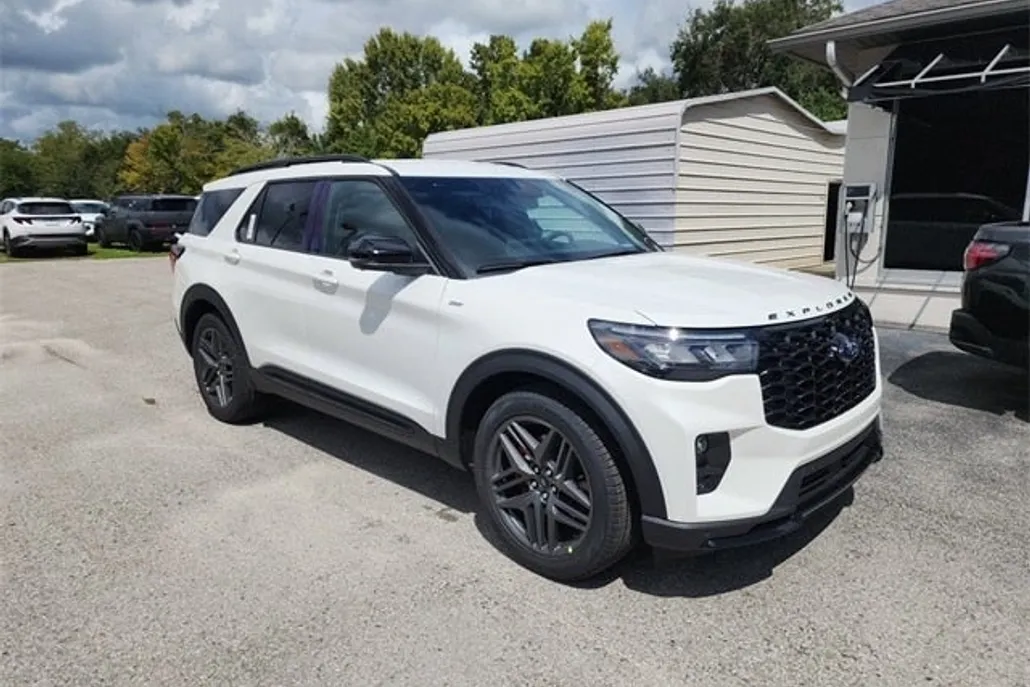 2025 Ford Explorer ST-Line photo 1