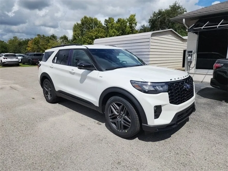 2025 Ford Explorer ST-Line photo 1