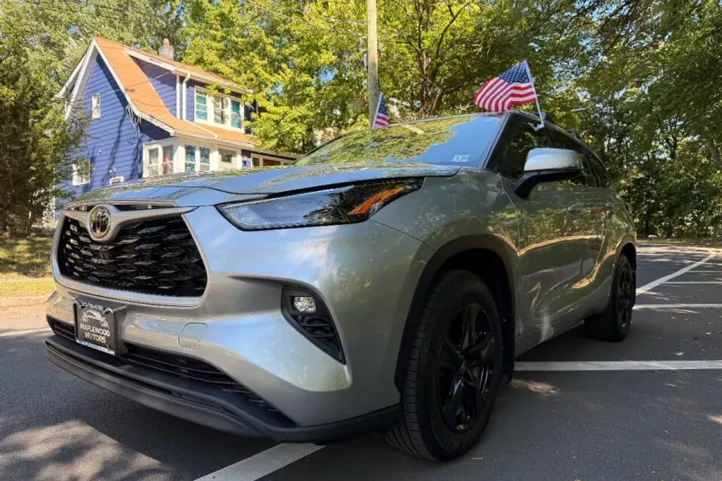 2022 Toyota Highlander LE photo 1