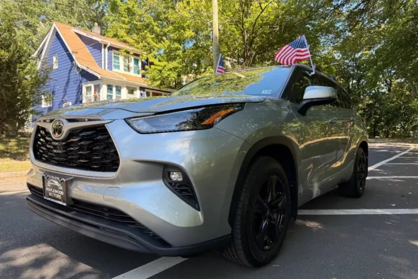 2022 Toyota Highlander LE photo 1