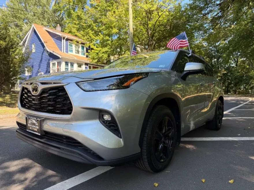2022 Toyota Highlander LE photo 1