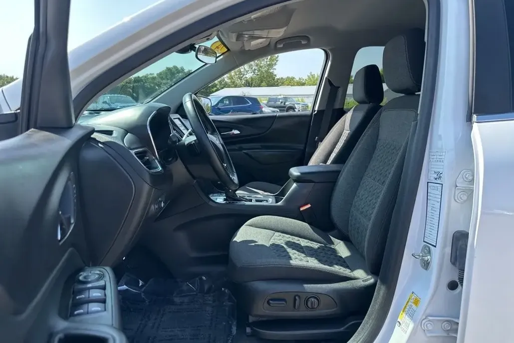 2024 Chevrolet Equinox LT photo 1