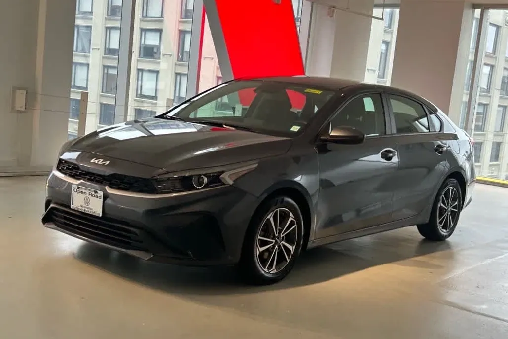 2022 Kia Forte LXS photo 1