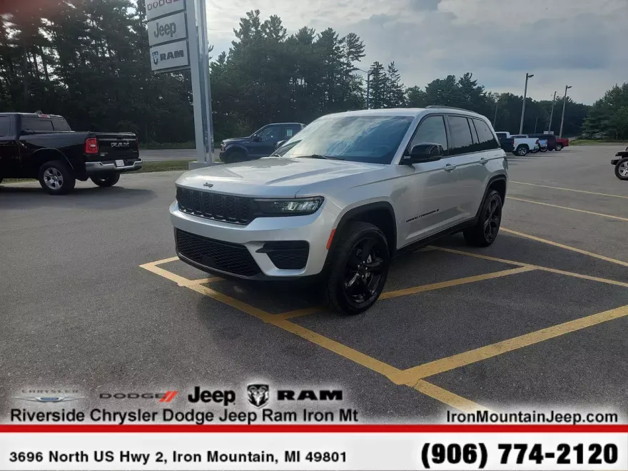 2023 Jeep Grand Cherokee Laredo photo 1