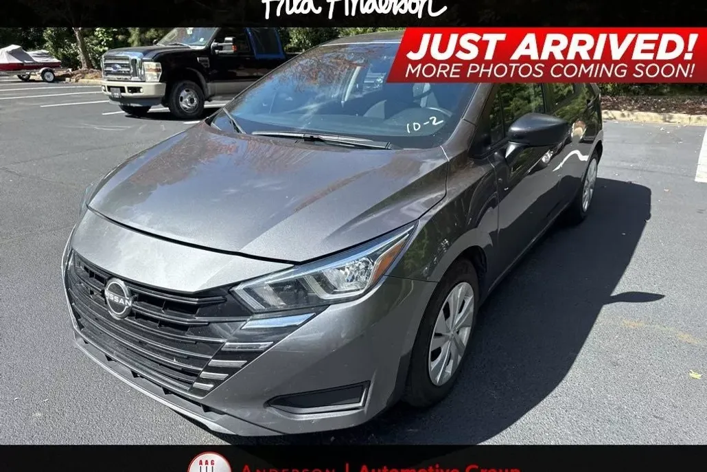 2023 Nissan Versa 1.6 S photo 1