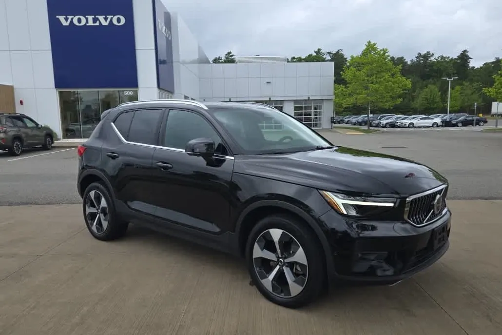 2024 Volvo XC40 Plus photo 1
