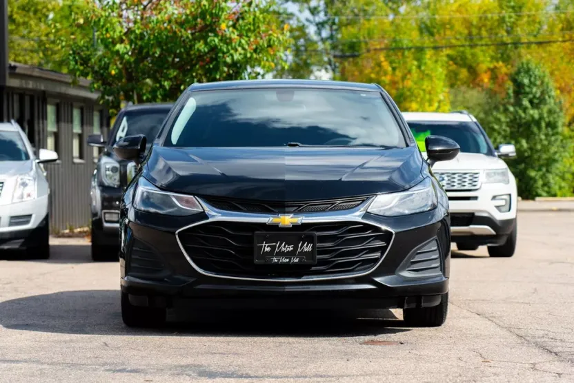 2019 Chevrolet Cruze LT photo 1