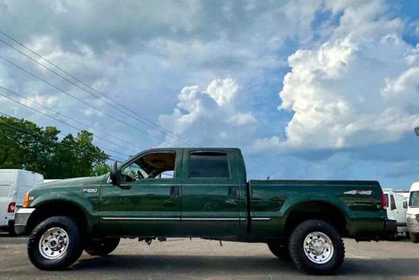 1999 Ford F-250 XLT photo 1