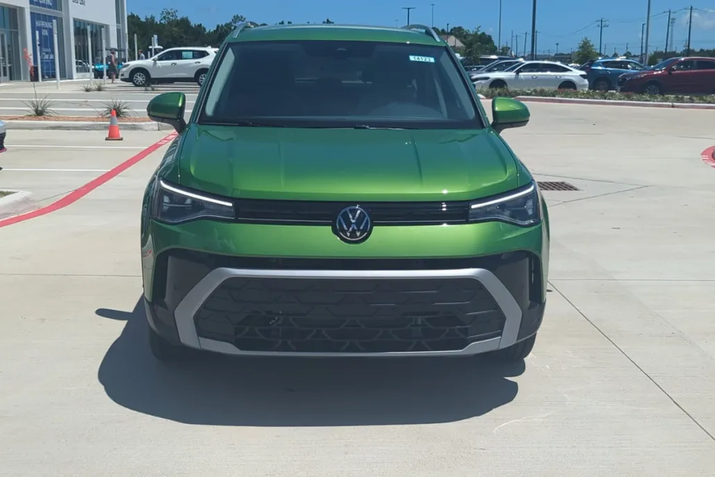 2025 Volkswagen Taos SE photo 1