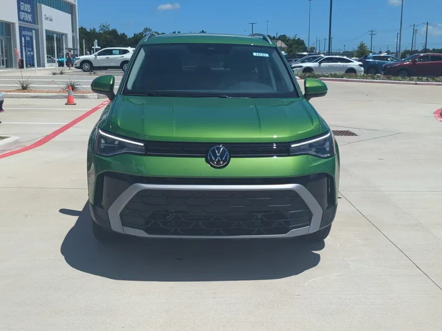 2025 Volkswagen Taos SE photo 1