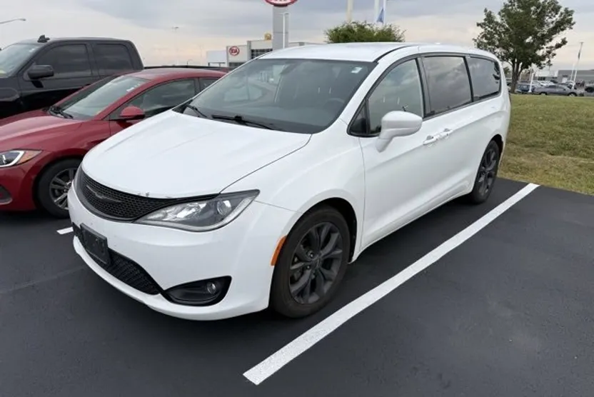 2018 Chrysler Pacifica Touring Plus photo 1