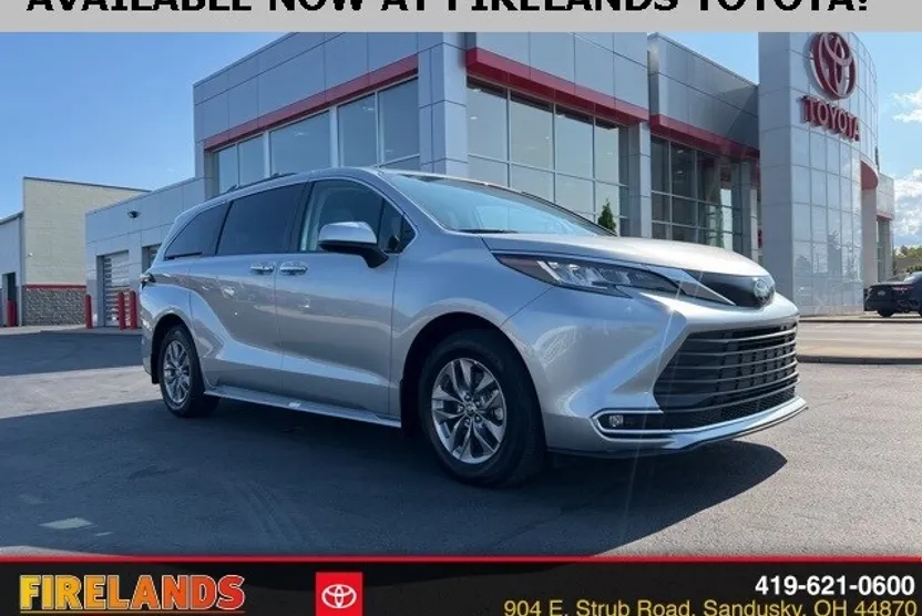 2022 Toyota Sienna XLE photo 1