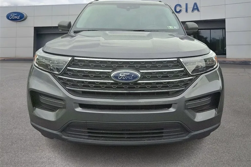 2022 Ford Explorer XLT photo 1
