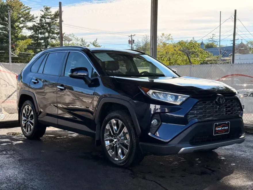 2019 Toyota RAV4 Limited photo 1