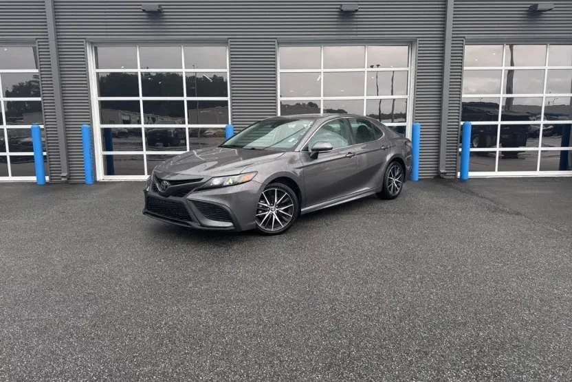 2023 Toyota Camry SE photo 1