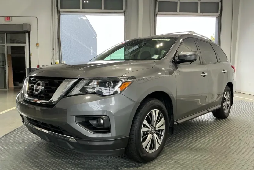 2019 Nissan Pathfinder SL photo 1