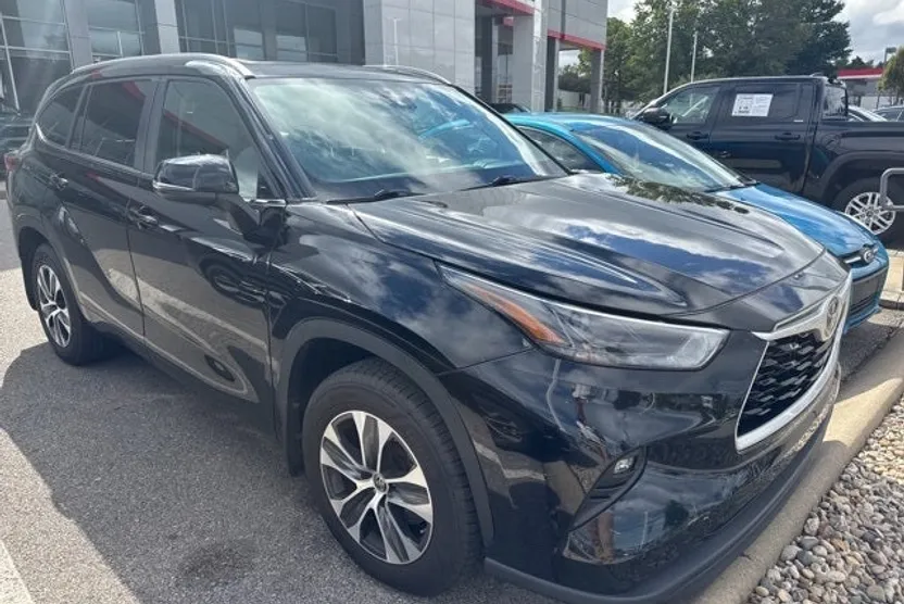 2023 Toyota Highlander XLE photo 1