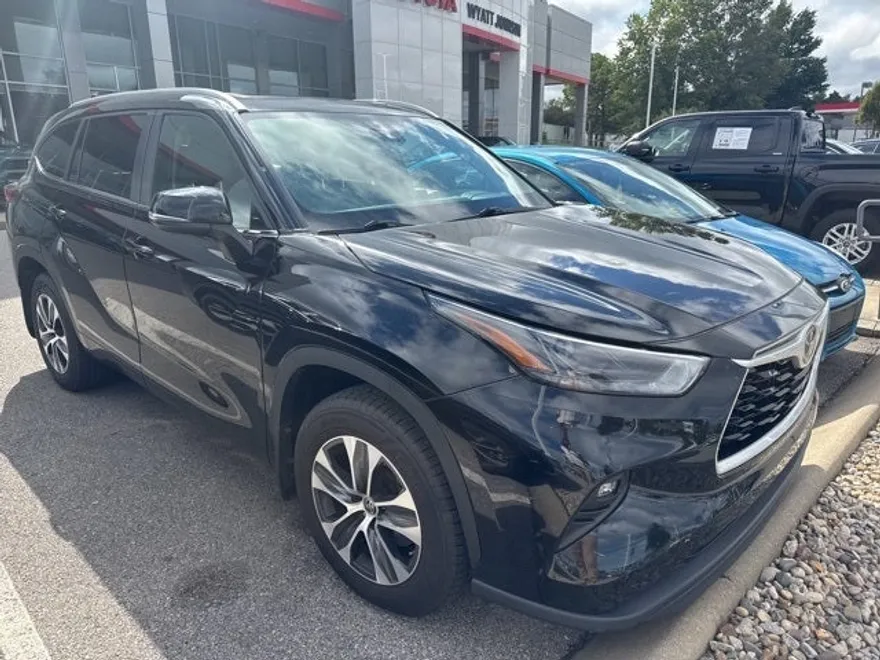 2023 Toyota Highlander XLE photo 1