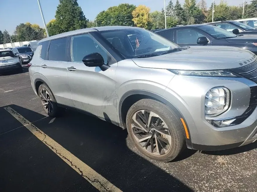2022 Mitsubishi Outlander SE photo 1