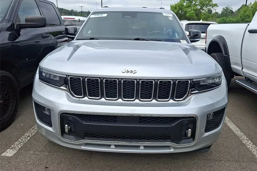2022 Jeep Grand Cherokee Overland photo 1