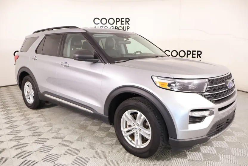 2023 Ford Explorer XLT photo 1