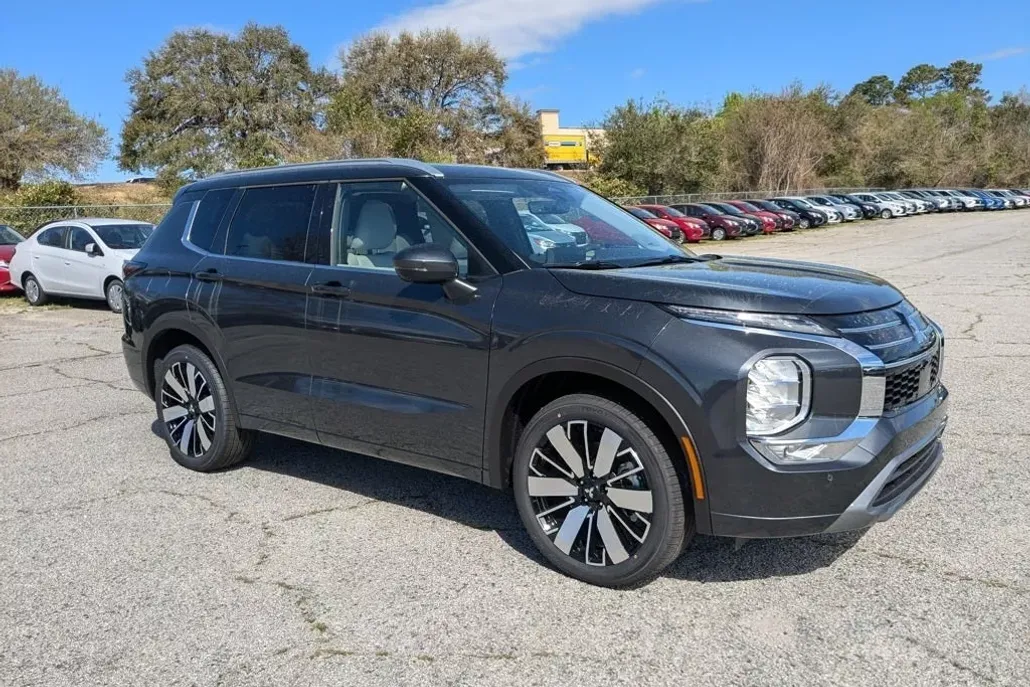 2025 Mitsubishi Outlander SEL photo 1