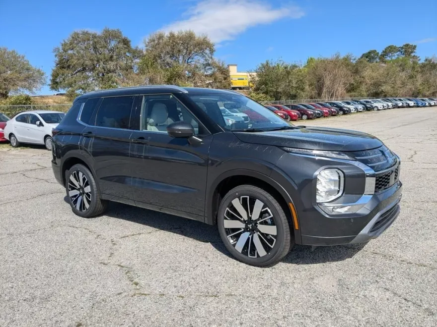 2025 Mitsubishi Outlander SEL photo 1