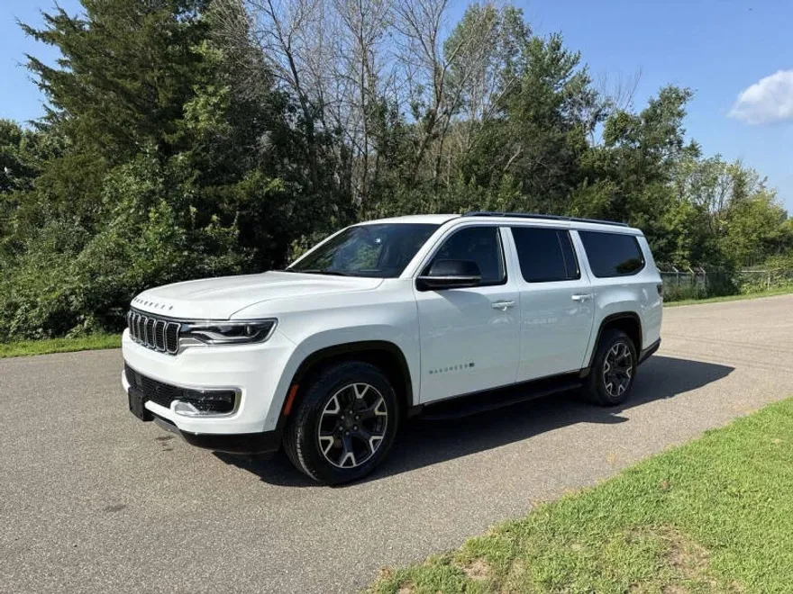 2024 Jeep Wagoneer L Series III photo 1