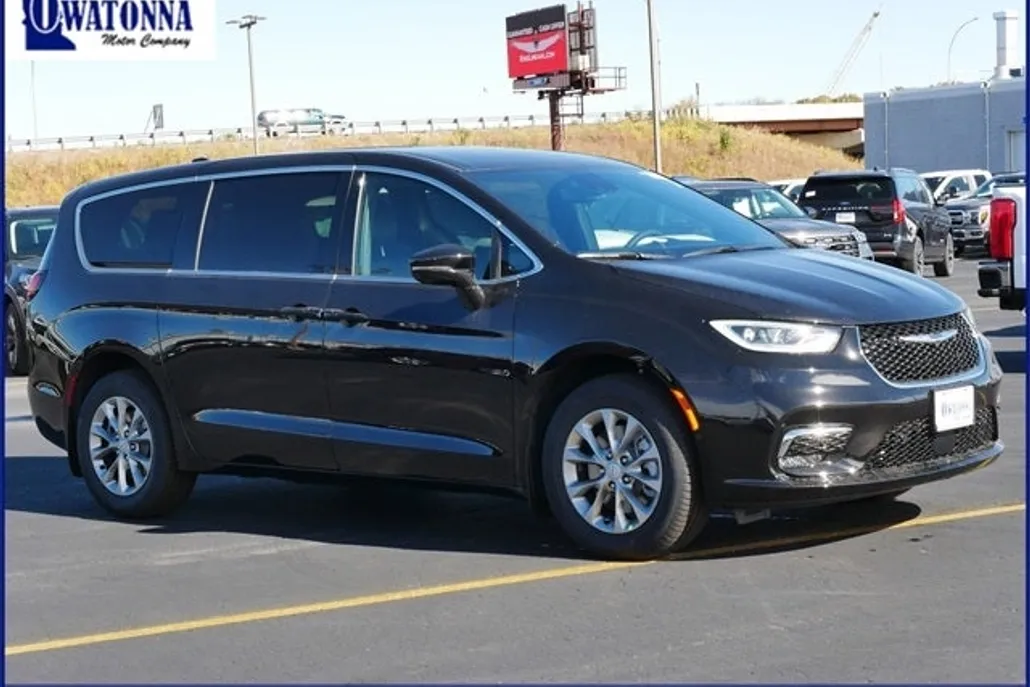 2026 Chrysler Pacifica photo 1