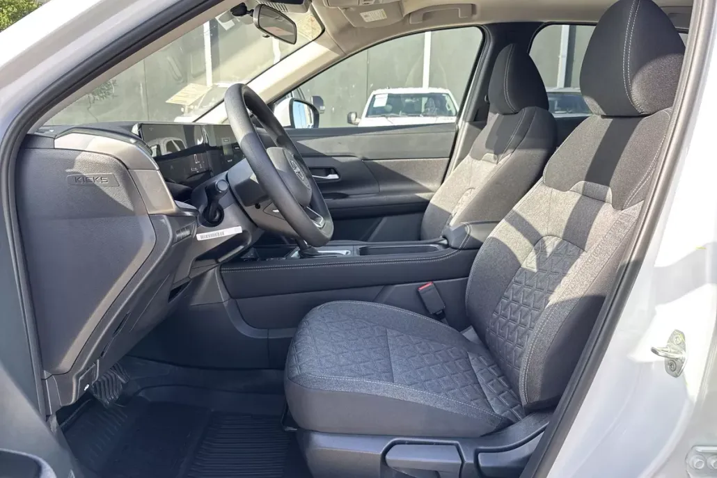 2025 Nissan Kicks SV photo 1