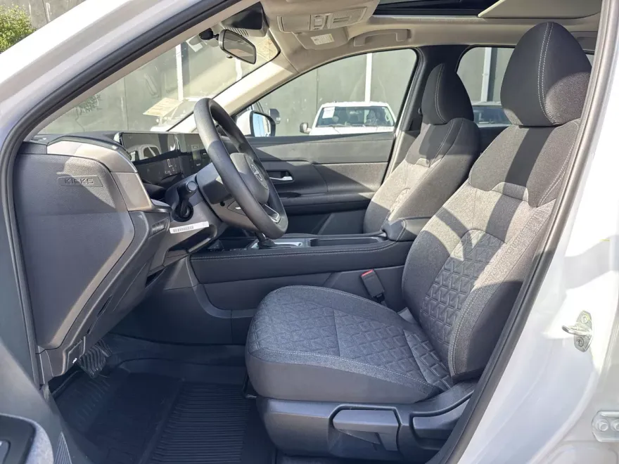 2025 Nissan Kicks SV photo 1