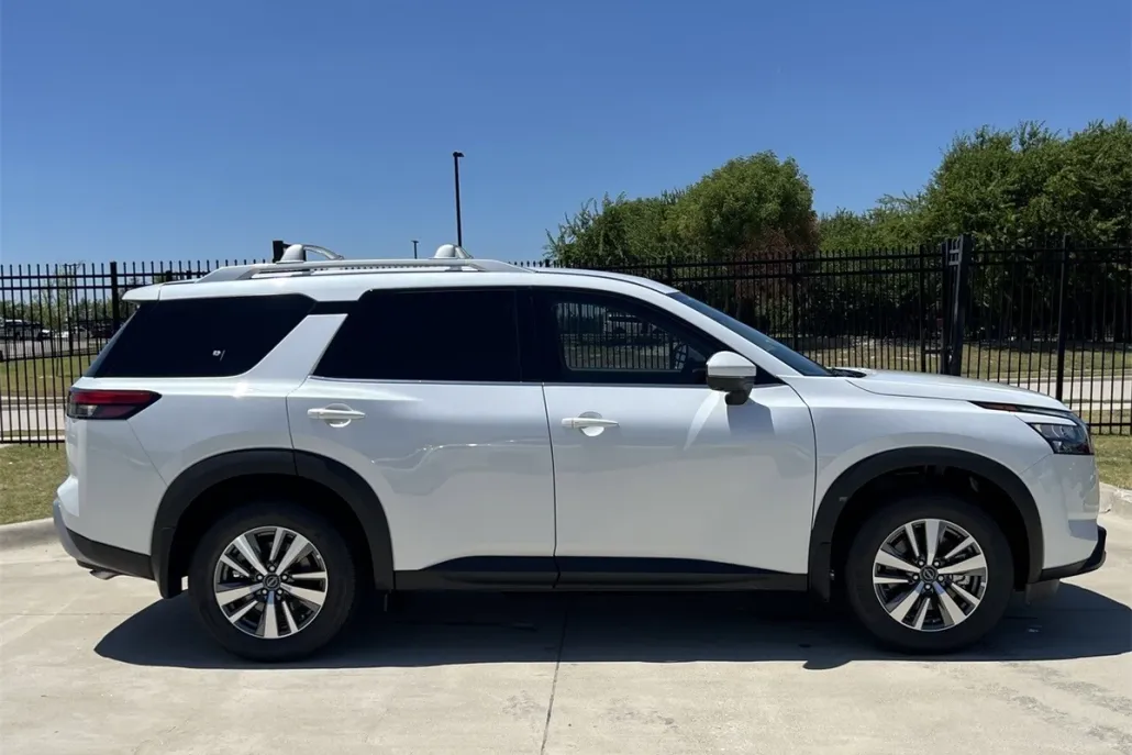 2025 Nissan Pathfinder SL photo 1