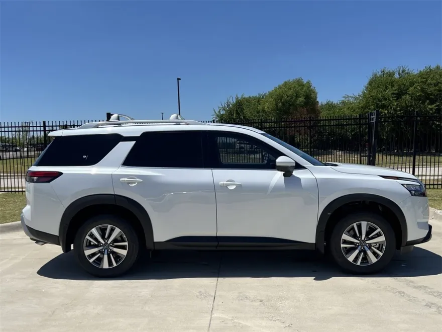 2025 Nissan Pathfinder SL photo 1