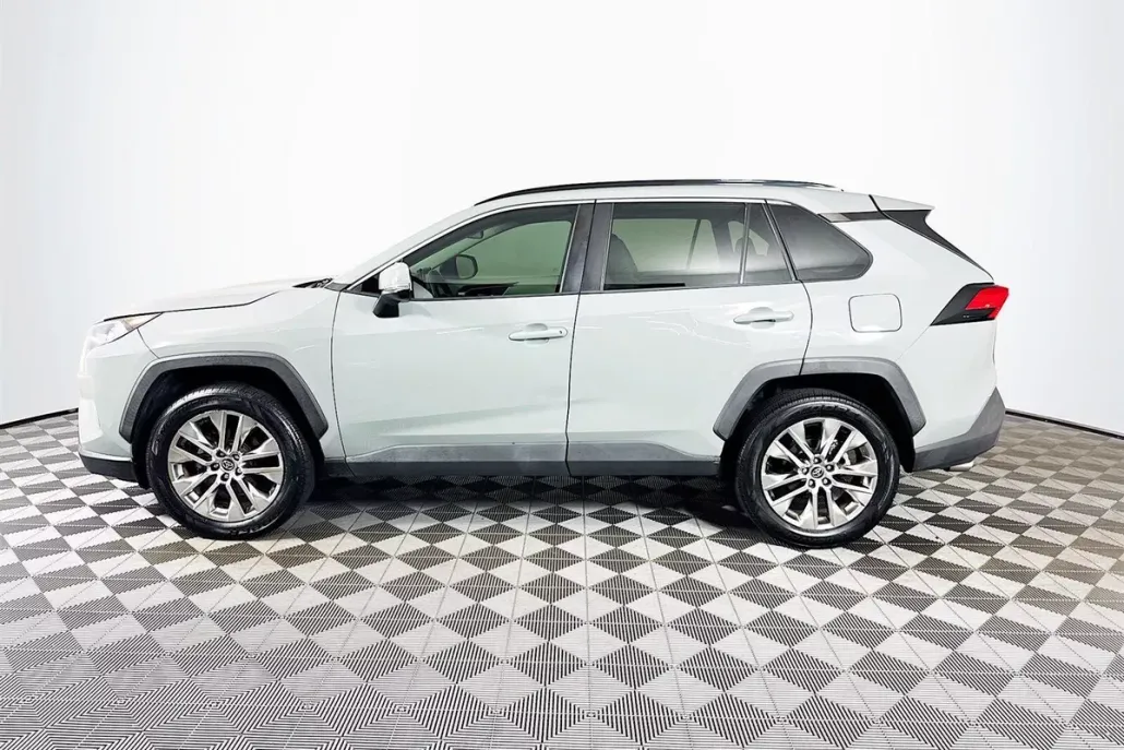 2020 Toyota RAV4 XLE Premium photo 1