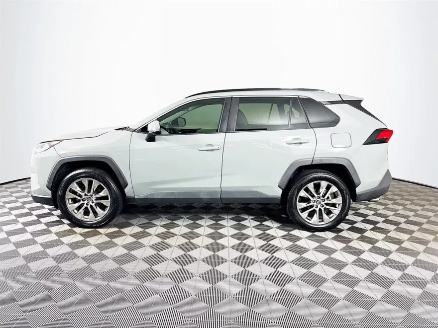 2020 Toyota RAV4 XLE Premium photo 1
