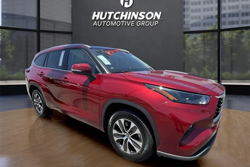 2023 Toyota Highlander XLE photo 1