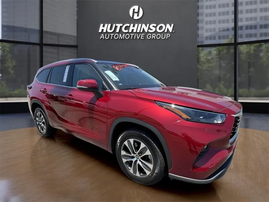 2023 Toyota Highlander XLE photo 1