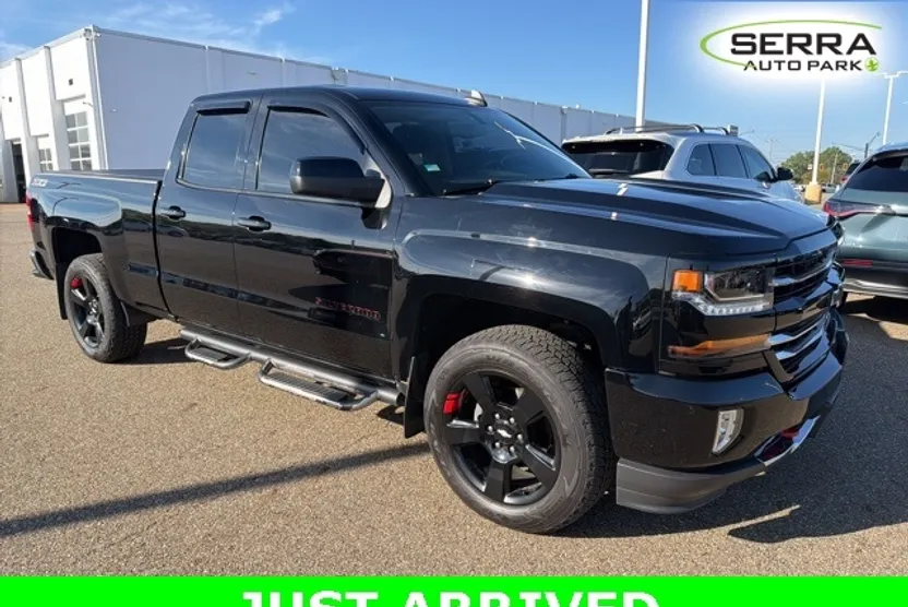 2017 Chevrolet Silverado 1500 LT photo 1
