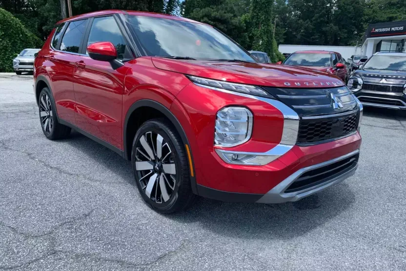 2025 Mitsubishi Outlander SE photo 1