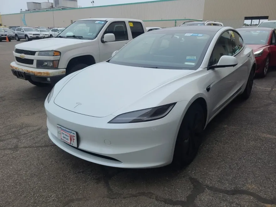 2024 Tesla Model 3 photo 1